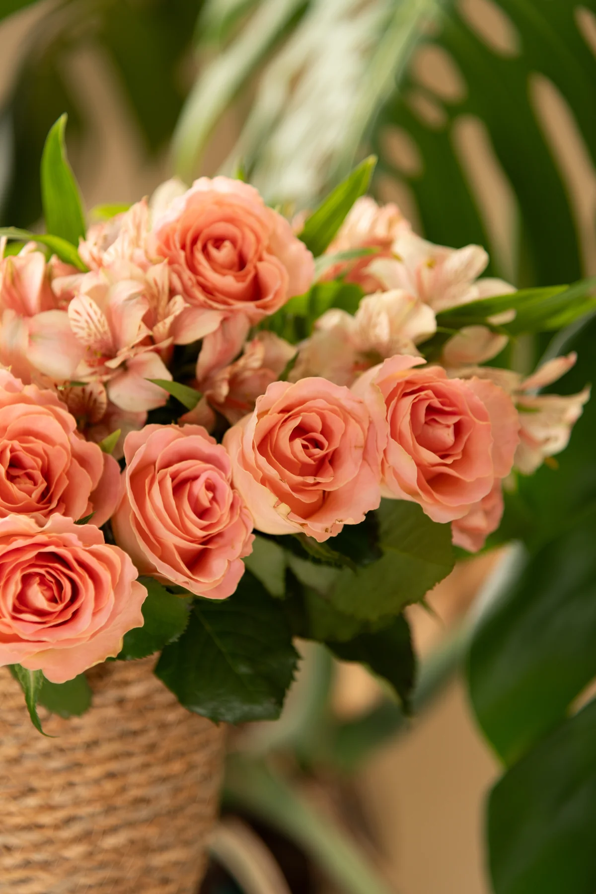 Detalhe de arranjo floral em tons pastel