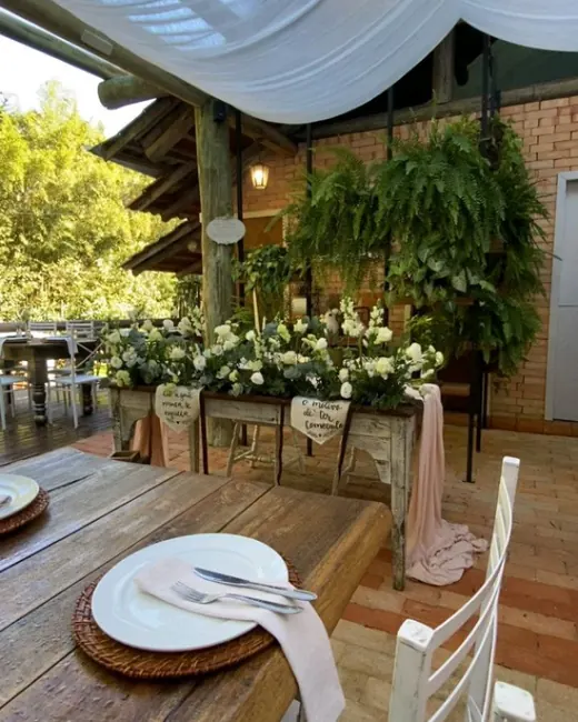 Cenário de casamento com arco floral