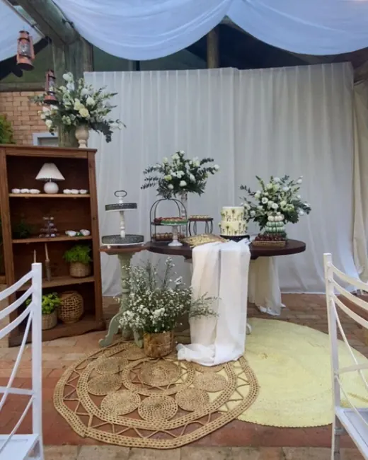 Mesa posta para recepção de casamento
