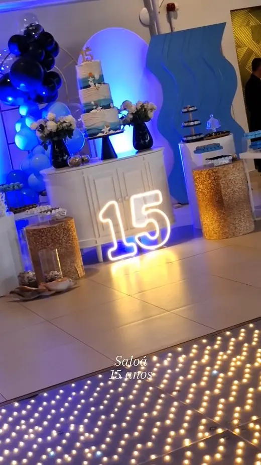 Decoração de festa com cortinas e flores