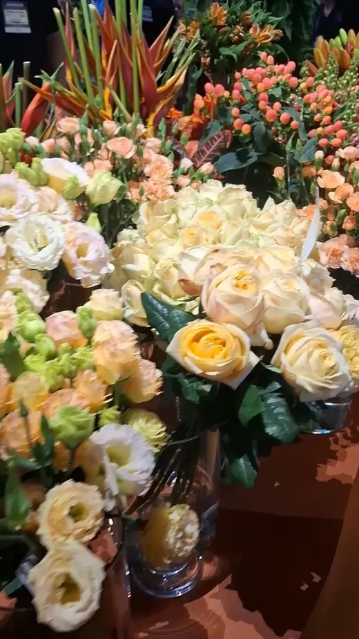 Arranjo de rosas para evento