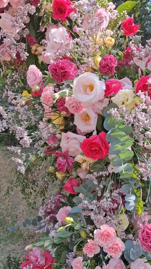 Arranjo floral em tons claros